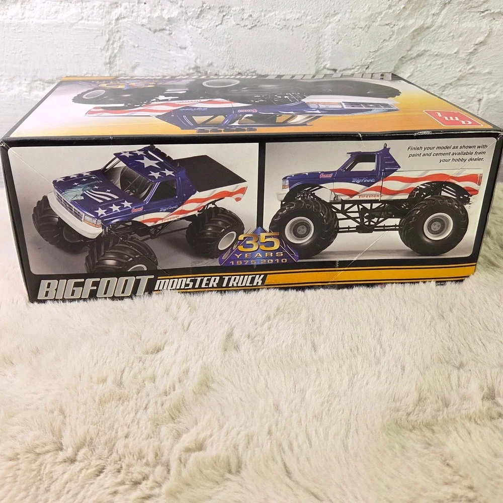 AMT Bigfoot Monster Truck 35th Anniversary 1/25 Scale Model Kit AMT668 Sealed